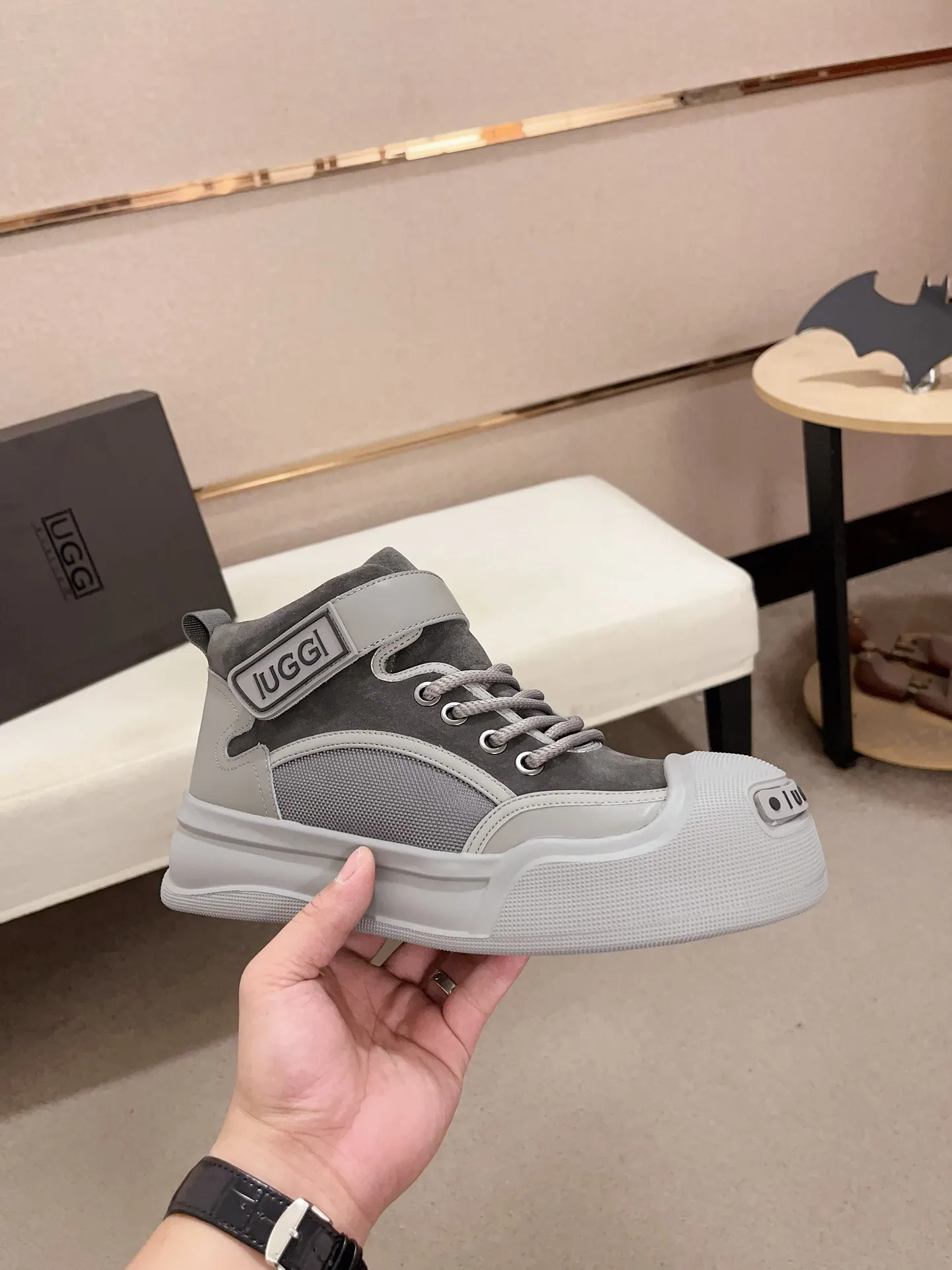 Factory Price: 380 Men's Men's Shoes💰North American Men's Shoes Ugg ☃️In the special sale of new high-quality men's shoes and snow boots in autumn and winter, the nemesis of extreme cold weather! Made of cowhide leather, merino wool lining, and original outsole, whether driving, outdoor or daily wear, there is always one that suits you! Code number 39-44